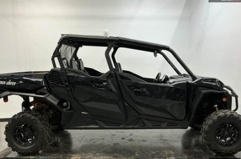 2024 Can-Am Commander Max XT 700 - Black