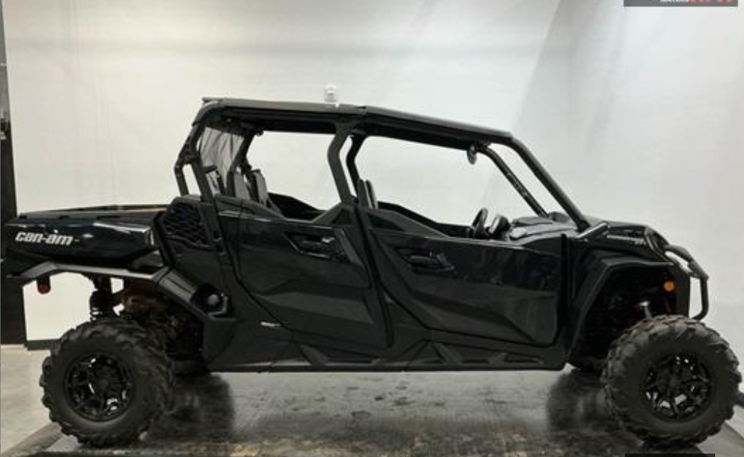 2024 Can-Am Commander Max XT 700 - Black