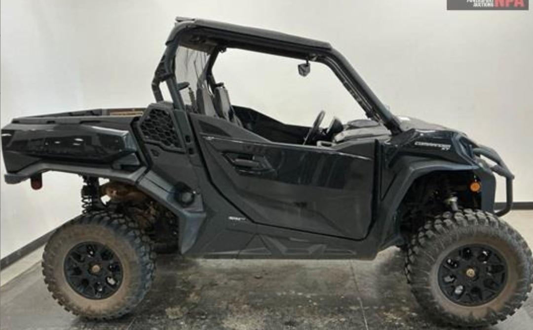 2024 Can-Am Commander XT 700 - Black